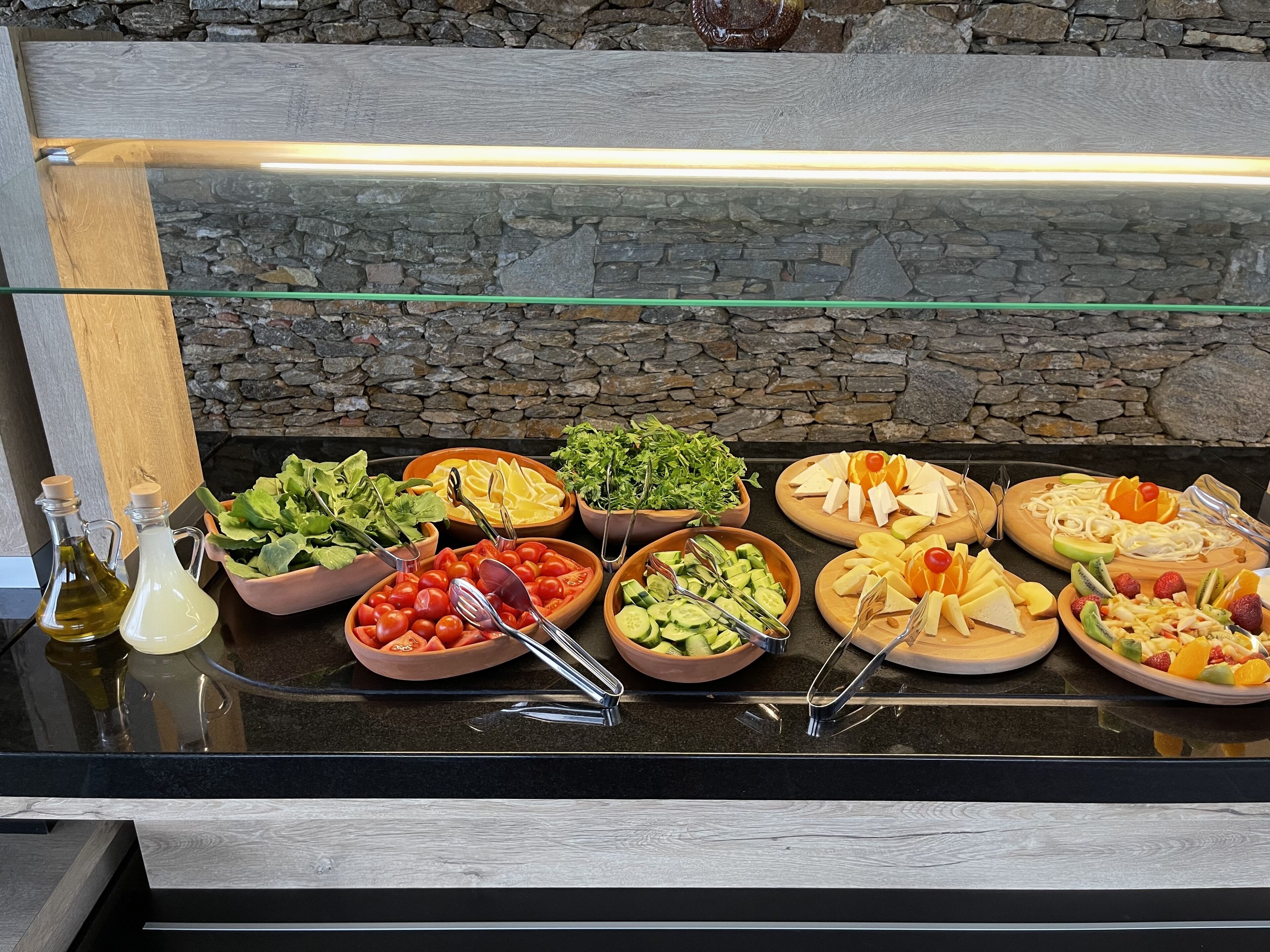 Frokost med lokale retter er inkludert hver dag