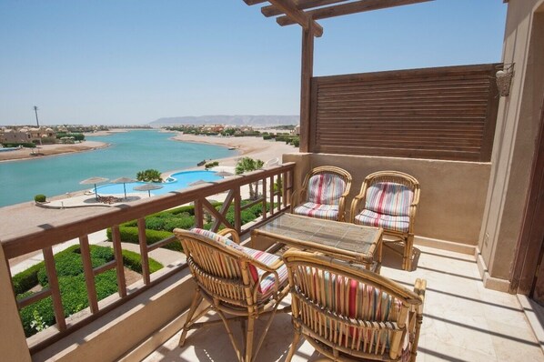 Balcony - Apartment Overlooking Pool & Lagoon (El Gouna)
