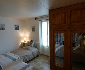 2 habitaciones, tabla de planchar con plancha y cuna de viaje 