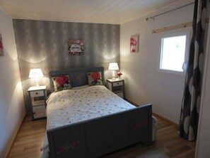 2 bedrooms, iron/ironing board, travel crib, bed sheets - L'Ostalet - vacation home (Prugnanes)