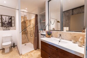 Dusche, umweltfreundliche Kosmetikartikel, Haartrockner, Handtücher