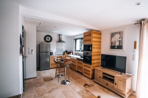 Réfrigérateur, micro-ondes, four, plaque de cuisson