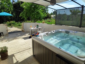 Outdoor spa tub - Le Titibu: Gîte and Spa between Ardèche and Provence, ideal for two (Saint-Paulet-de-Caisson)