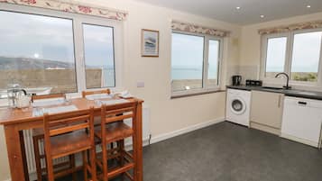 Cottage | Private kitchen | Fridge, dishwasher, electric kettle, toaster