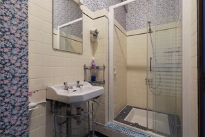 Dusche, Haartrockner, Handtücher, Toilettenpapier