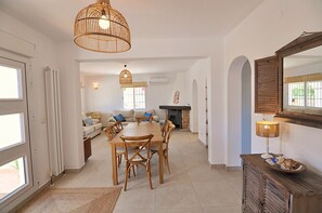 TV connectée, cheminée, jeux vidéo