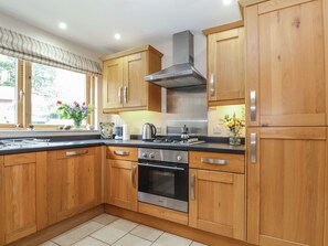 Cottage | Private kitchen | Fridge, dishwasher, electric kettle, toaster - Maple (Falmouth)
