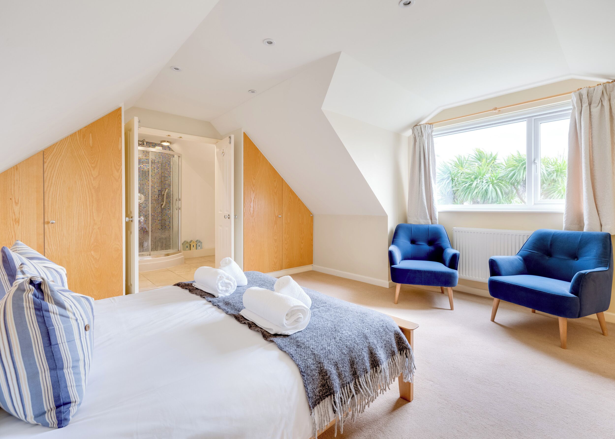 5 camere, con stile personalizzato, con arredamento individuale