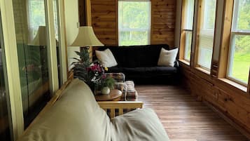 TV connectée, lecteur de DVD, baby-foot, table de tennis de table