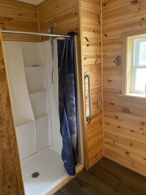 Ducha, bañera de hidromasaje, secador de pelo, toallas