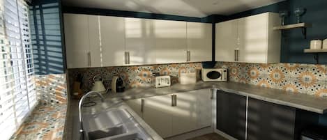 Cottage | Private kitchen | Fridge, electric kettle, toaster, cookware/dishes/utensils