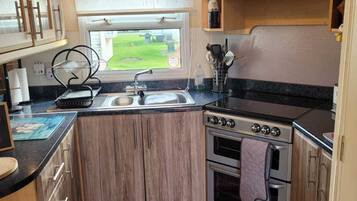 Apartemen | Dapur pribadi | Lemari es, microwave, oven, dan kompor