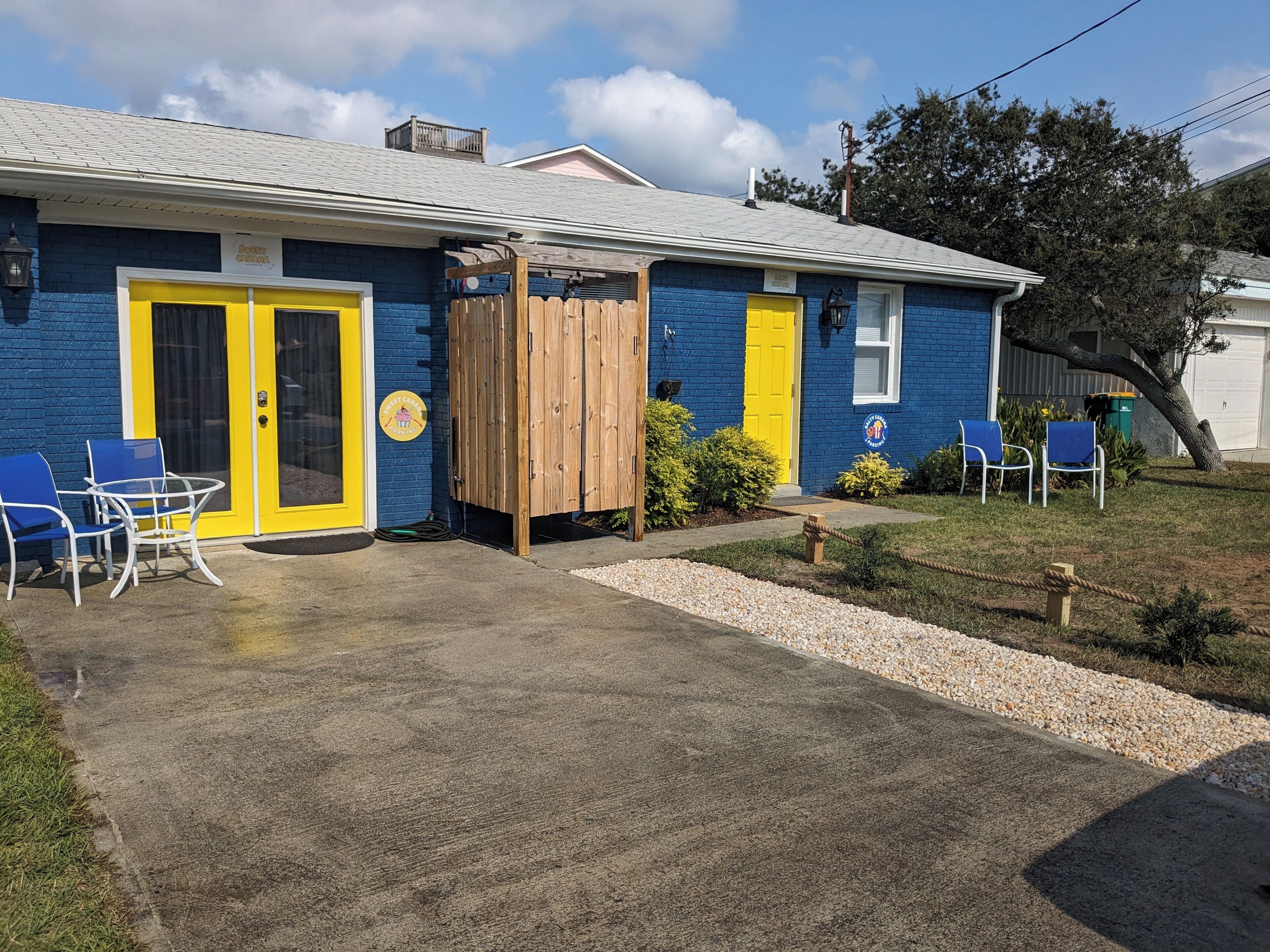"Sweet Cabana" -Pet Friendly home 1-2 blocks from the beach + outdoor shower!