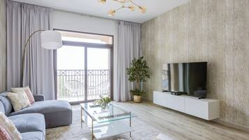 Apartamento Deluxe | Zona de estar | Televisión de pantalla plana de 55 pulgadas con canales por cable