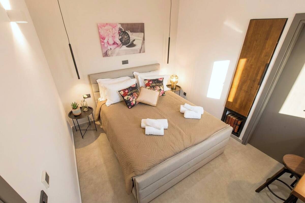 Suite – executive (Possidon) | Sengetøy av topp kvalitet, dundyner og skrivebord for bærbar PC