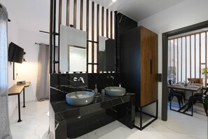 Presidential-Suite (Zeus) | Badezimmer | Hydromassagedusche, Haartrockner, Hausschuhe, Handtücher