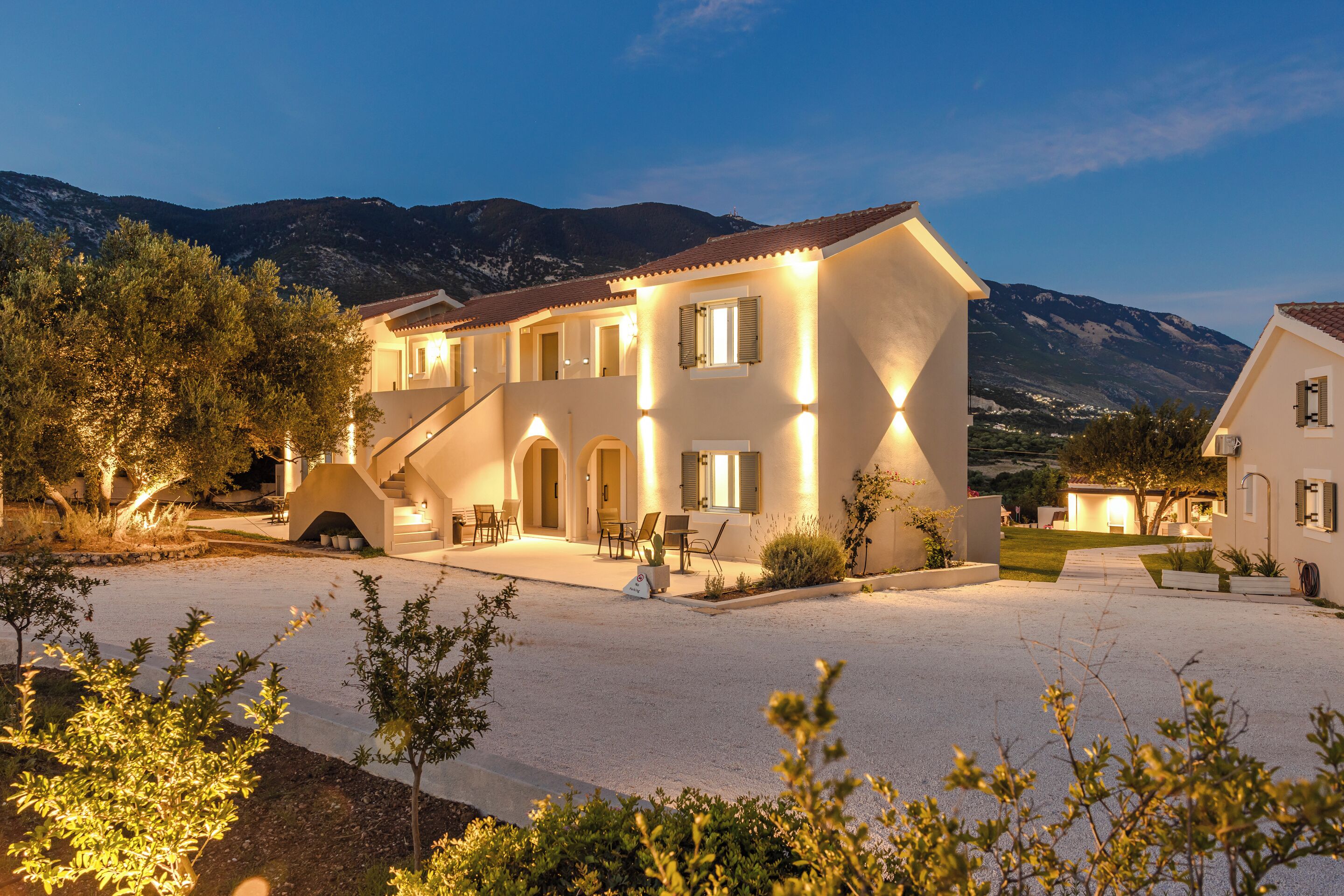 住宿正面 - 傍晚/夜晚