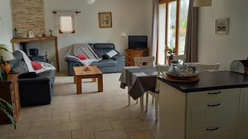 Televisie, een open haard, een dvd-speler en tafelvoetbal