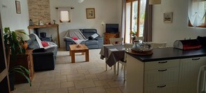 Televisión, chimenea, reproductor de DVD y futbolito