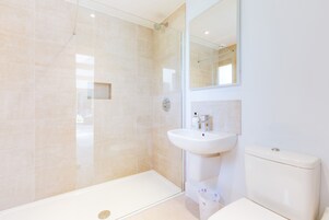 Cottage | Bathroom | Shower