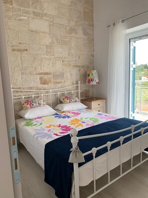 2 habitaciones, tabla de planchar con plancha y cuna de viaje 