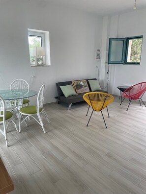 Smart TV, chimenea y libros 