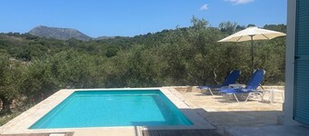 Facing the sea, in a peaceful setting, private pool in an olive grove