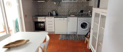 ثلاجة، ميكروويف، فرن، موقد طهي مسطح