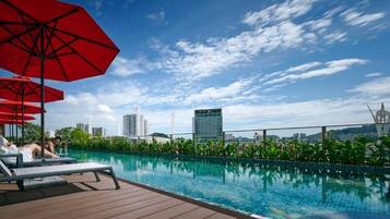 2 kolam renang terbuka, payung kolam, kerusi lepak pantai