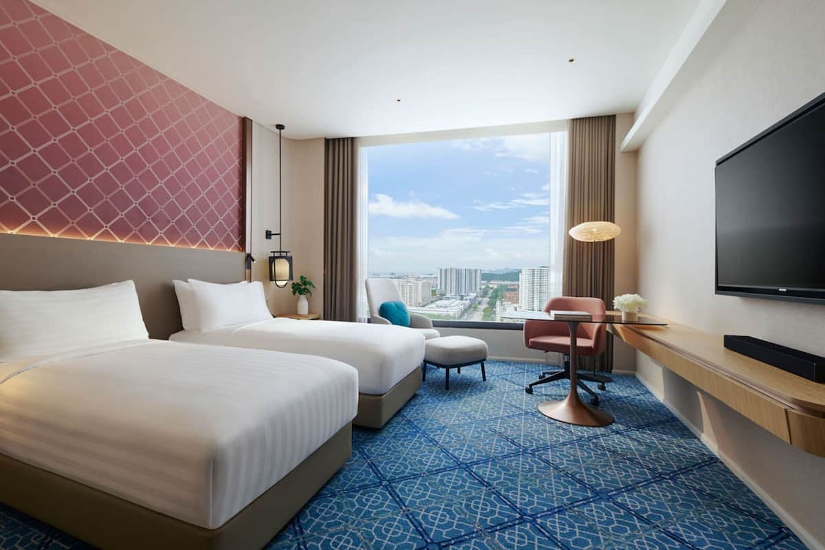 Hypo-allergenic bedding, minibar, in-room safe, individually furnished