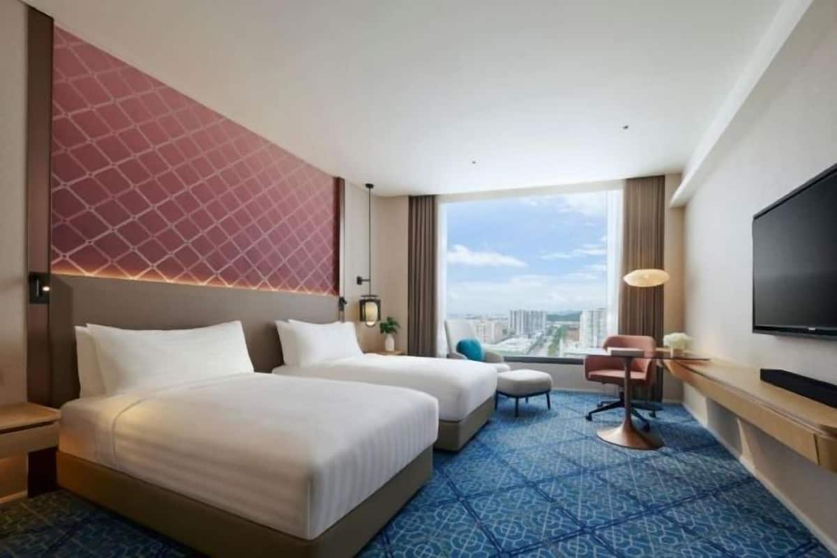 Hypo-allergenic bedding, minibar, in-room safe, individually furnished