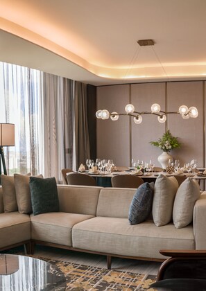 Hypo-allergenic bedding, minibar, in-room safe, individually furnished