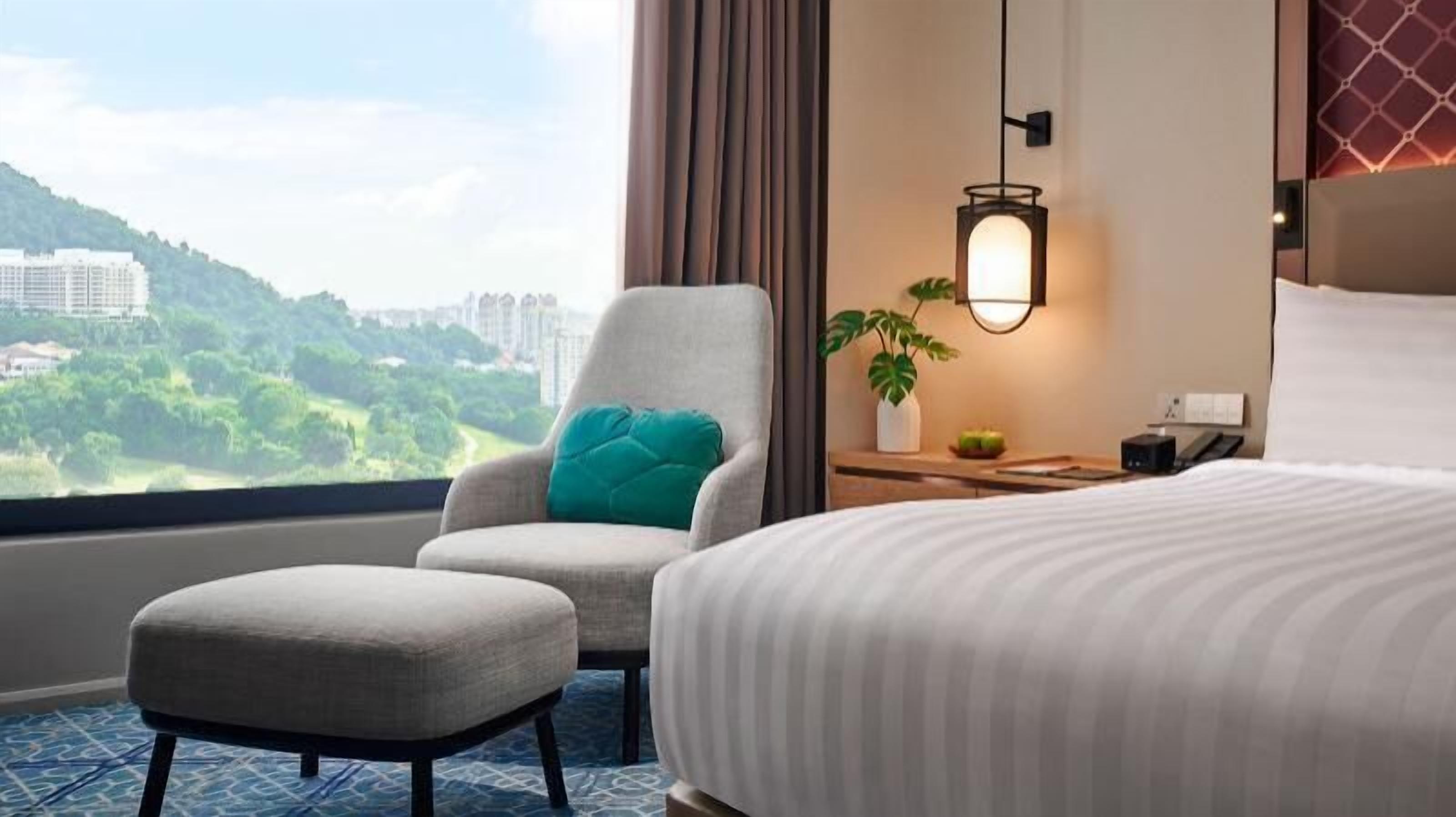 Hypo-allergenic bedding, minibar, in-room safe, individually furnished