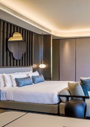 Roba de llit hipoal·lergògena, minibar i caixa forta a l'habitació