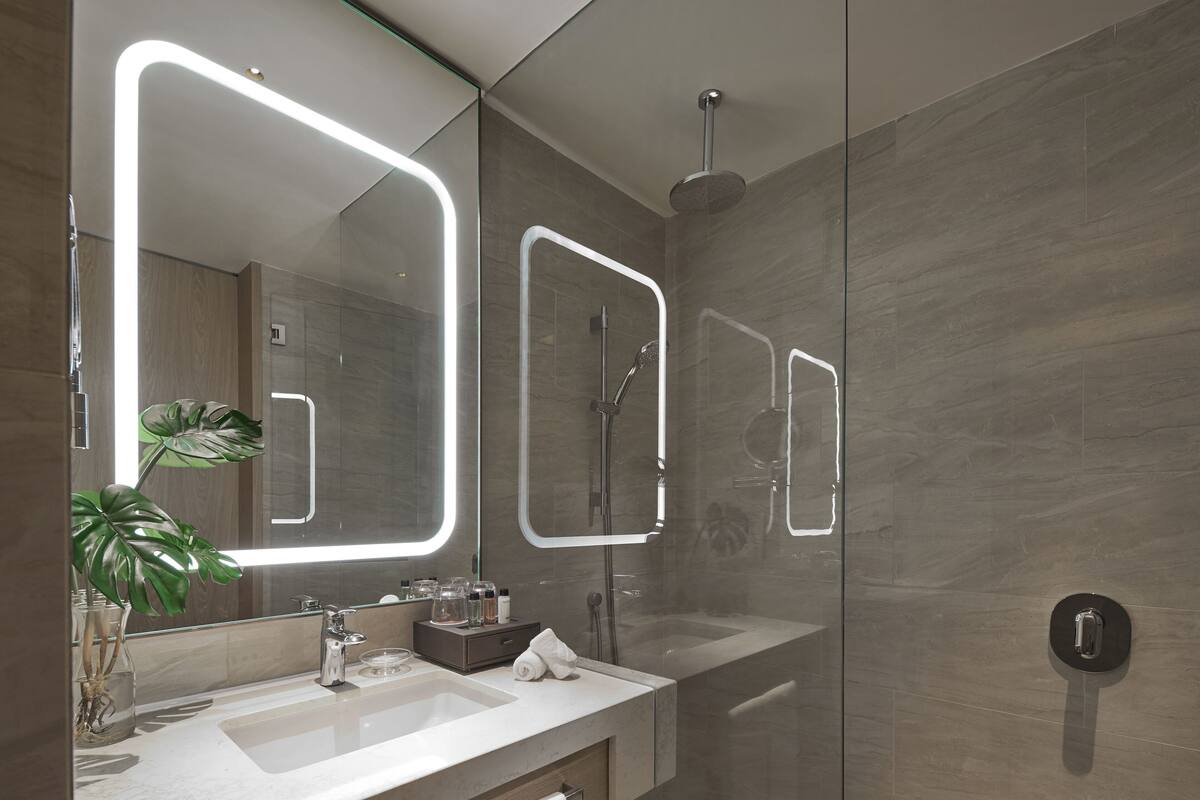 Badezimmer | Kostenlose Toilettenartikel, Haartrockner, Bademäntel, Hausschuhe