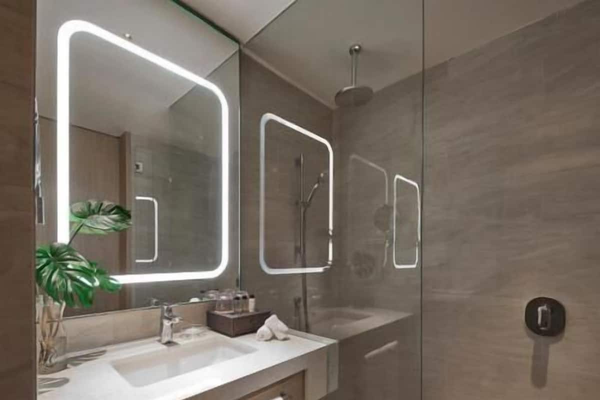 Badezimmer | Kostenlose Toilettenartikel, Haartrockner, Bademäntel, Hausschuhe