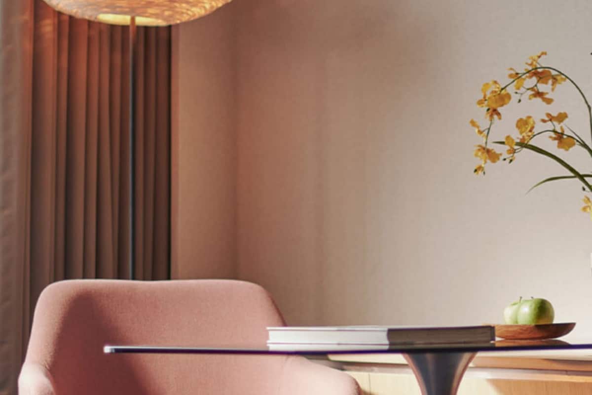 Peralatan tempat tidur hipoalergenik, bar mini, peti besi dalam bilik