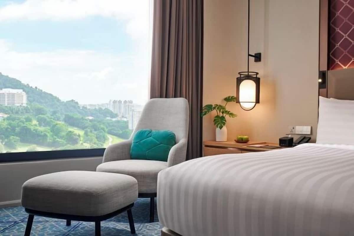 Hypo-allergenic bedding, minibar, in-room safe, individually furnished