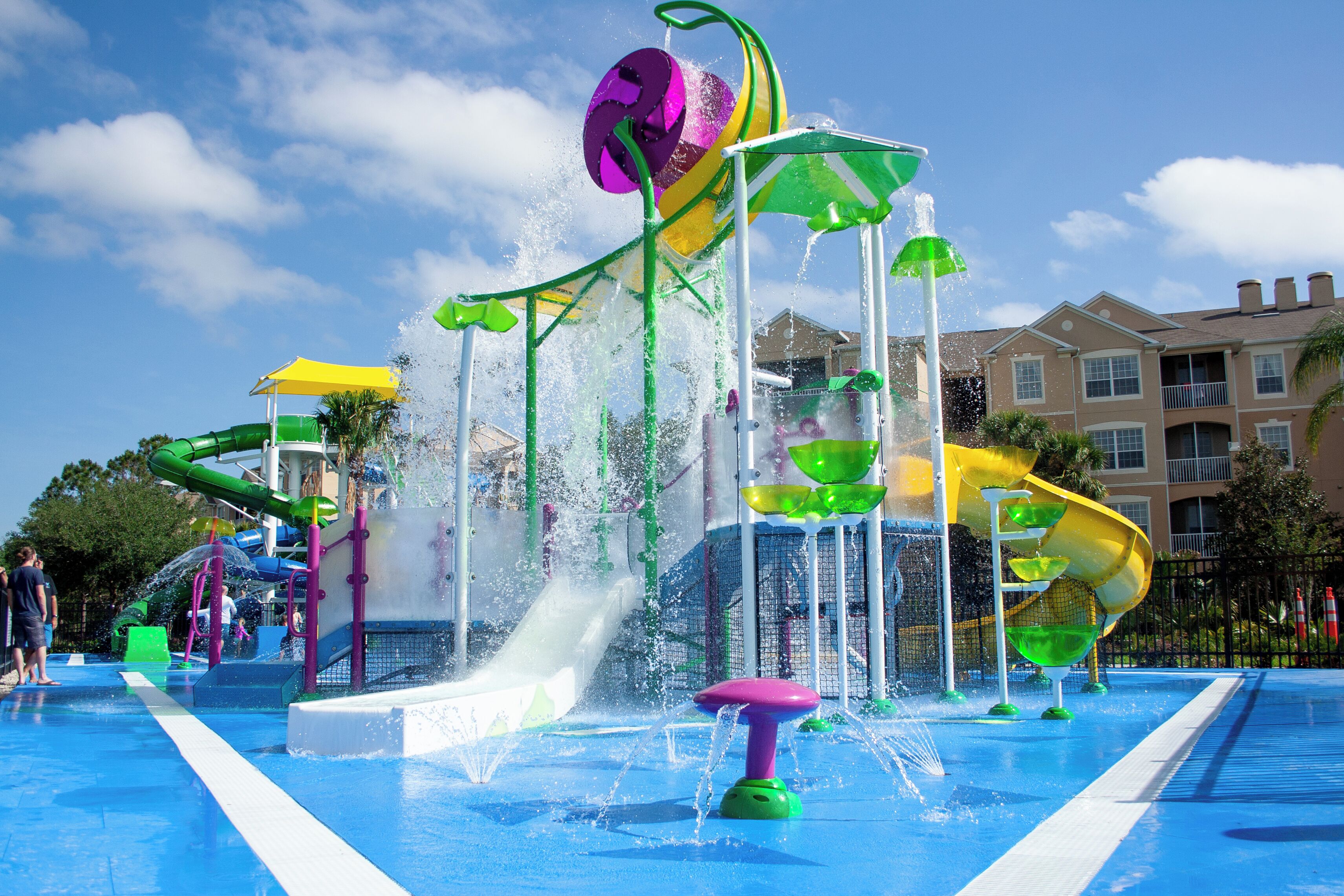 Un parc aquatique doté de nombreux toboggans et d’autres attractions aquatiques.