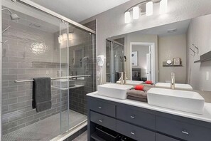 Combined shower/bathtub, hair dryer, towels