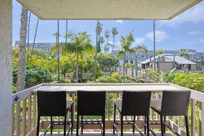 Property grounds - Garden Oasis with a Glimpse of the Ocean – Cozy 1-Bedroom Condo (Oceanside)