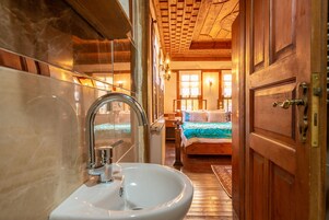 Shower, hydromassage showerhead, free toiletries, hair dryer