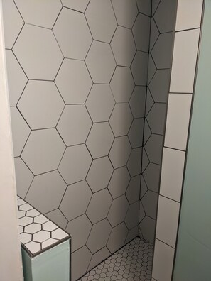 Douche, sèche-cheveux, serviettes fournies, papier toilette