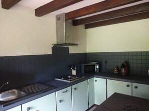 Een koelkast, een magnetron, een kookplaat, een vaatwasser