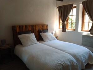 1 غرفة نوم ومكواة/لوح كي وملاءات أسرّة