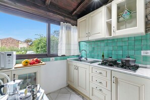 Frigorifero, microonde, piano cottura, macchina per tè/caffè