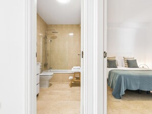 Une salle de bain moderne équipée d’une douche, de toilettes et d’une baignoire.