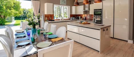 Småhus | Eget kjøkken | Kjøleskap, oppvaskmaskin og kjøkkenutstyr