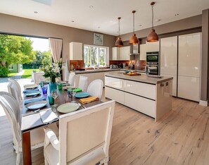 Cottage | Private kitchen | Fridge, dishwasher, cookware/dishes/utensils