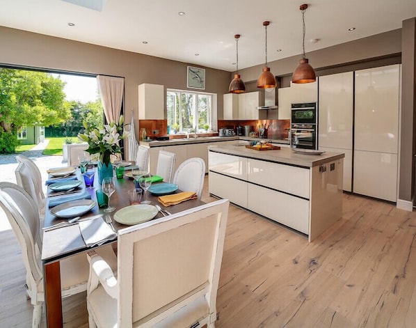 Cottage | Private kitchen | Fridge, dishwasher, cookware/dishes/utensils